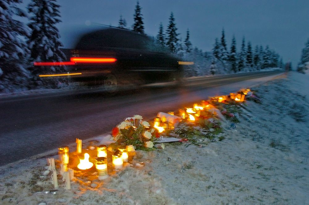 Tente lys i vegkanten langs Rv 52 i Hemsedal til minne om ofre etter trafikkulykke. Hemsedal, Buskerud. Foto: © Sigmund Krøvel-Velle / Samfoto
