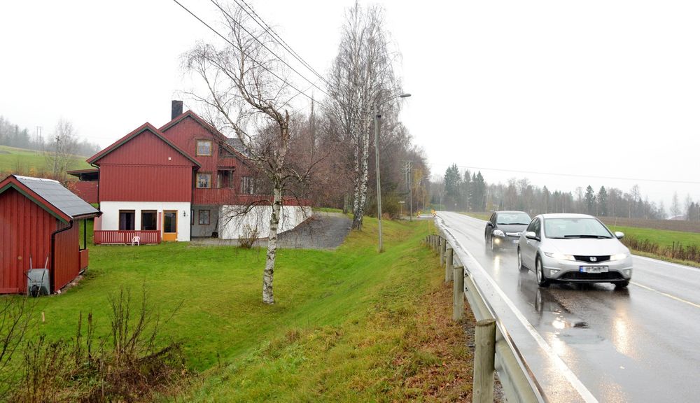 Gang/sykkelvegen skal gå til venstre for kjørebanen. Langs det røde huset blir det bygd en støttemur. (Foto: Anders Haakonsen)