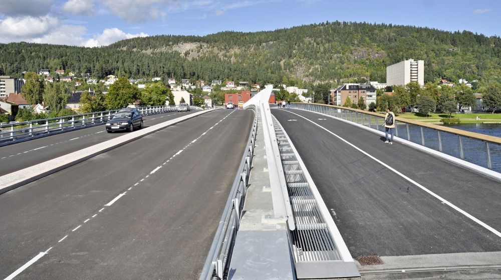 Øvre Sund bru i Drammen er en del av fylkesveg 282. De som vil ha ansvaret for drift og vedlikehold av området som denne fylkesvegen inngår i, må gi anbud innen 15. januar. (Foto: Anders Haakonsen)