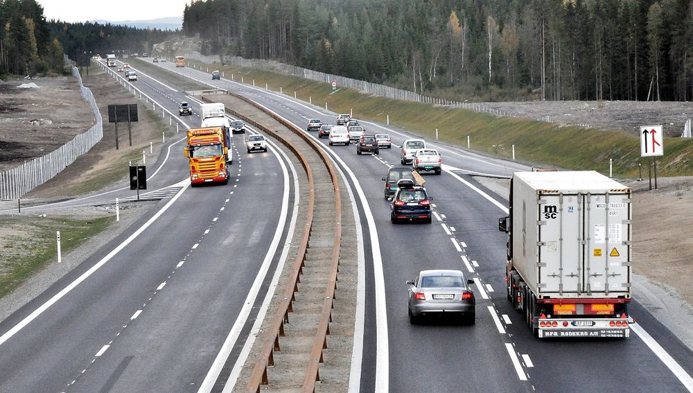 E6 mellom Skaberud og Kolomoen i Stange kommune, som ble åpnet med fire felt i 2009, inngår i området Søndre Hedemarken. De som vil ha ansvar for drift og vedlikehold av dette området, må gi anbud innen 15. januar. (Foto: Anders Haakonsen)