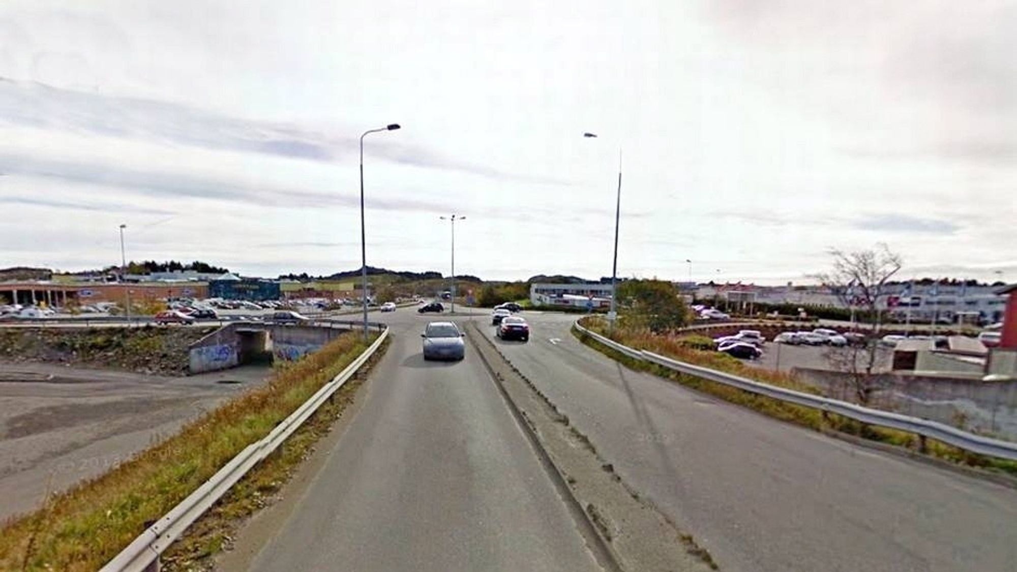 Denne vegen tar unna nesten 30 000 kjøretøyer i døgnet. Nå skal den dimensjoneres for oppgaven. Rabatten mellom feltene skal erstattes med en midtdeler i betong. (Foto: Google)