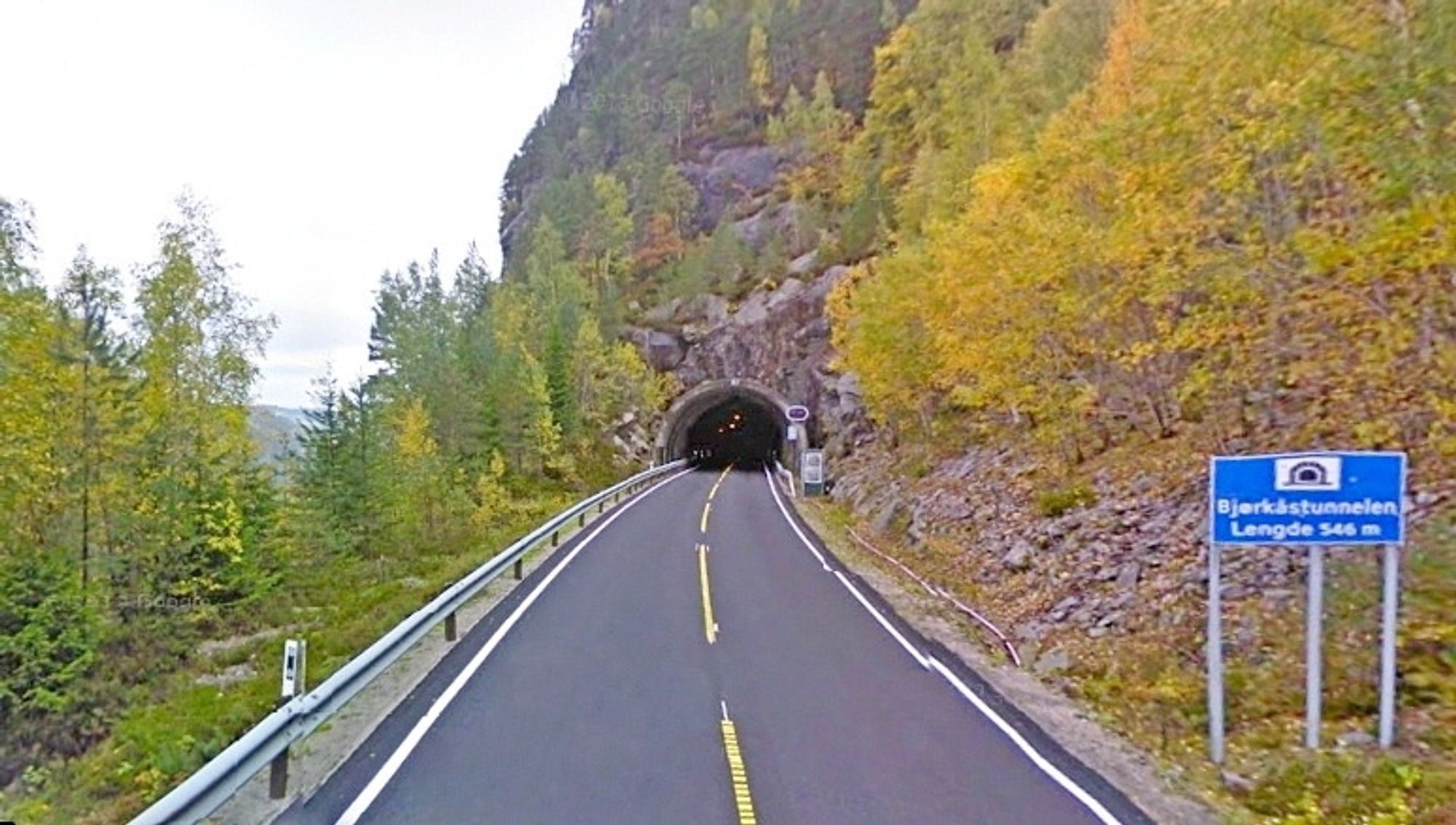 Dette er søndre innslag til den gamle Bjørkåstunnelen. Nå skal et arbeidsfellesskap mellom Kruse Smith og Risa sprenge en ny og lengre Bjørkåstunnel. (Foto: Google)