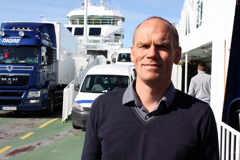 Kommersiell leder Tor Kristoffersen om bord i en av ferjene på strekningen Molde-Vestnes (E39) som har vært spesielt plaget av at litauiske vogntogsjåfører har nektet å betale billetten. (Foto: Kjell Herskedal)