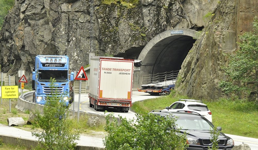 En av strekningene som skal asfalteres går gjennom den ville Måbødalen. Tunnelåpningen på bildet er i nedre ende av den 1 893 meter lange Måbøtunnelen. Den må freses i sålen slik at fri høyde ikke blir redusert etter asfaltering. (Foto: Anders Haakonsen)