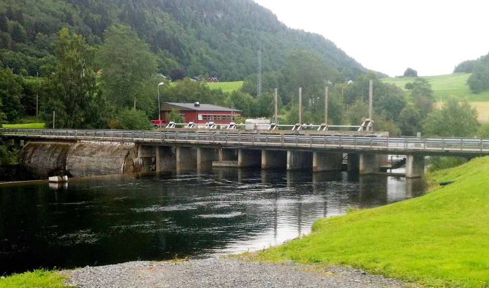 Denne dammen førte fylkesveg 269 over Byaelva fram til 2. juni. I mai neste år er en ny bru på plass. Mye tyder på at den blir bygd av Skanska. (Foto: Statens vegvesen