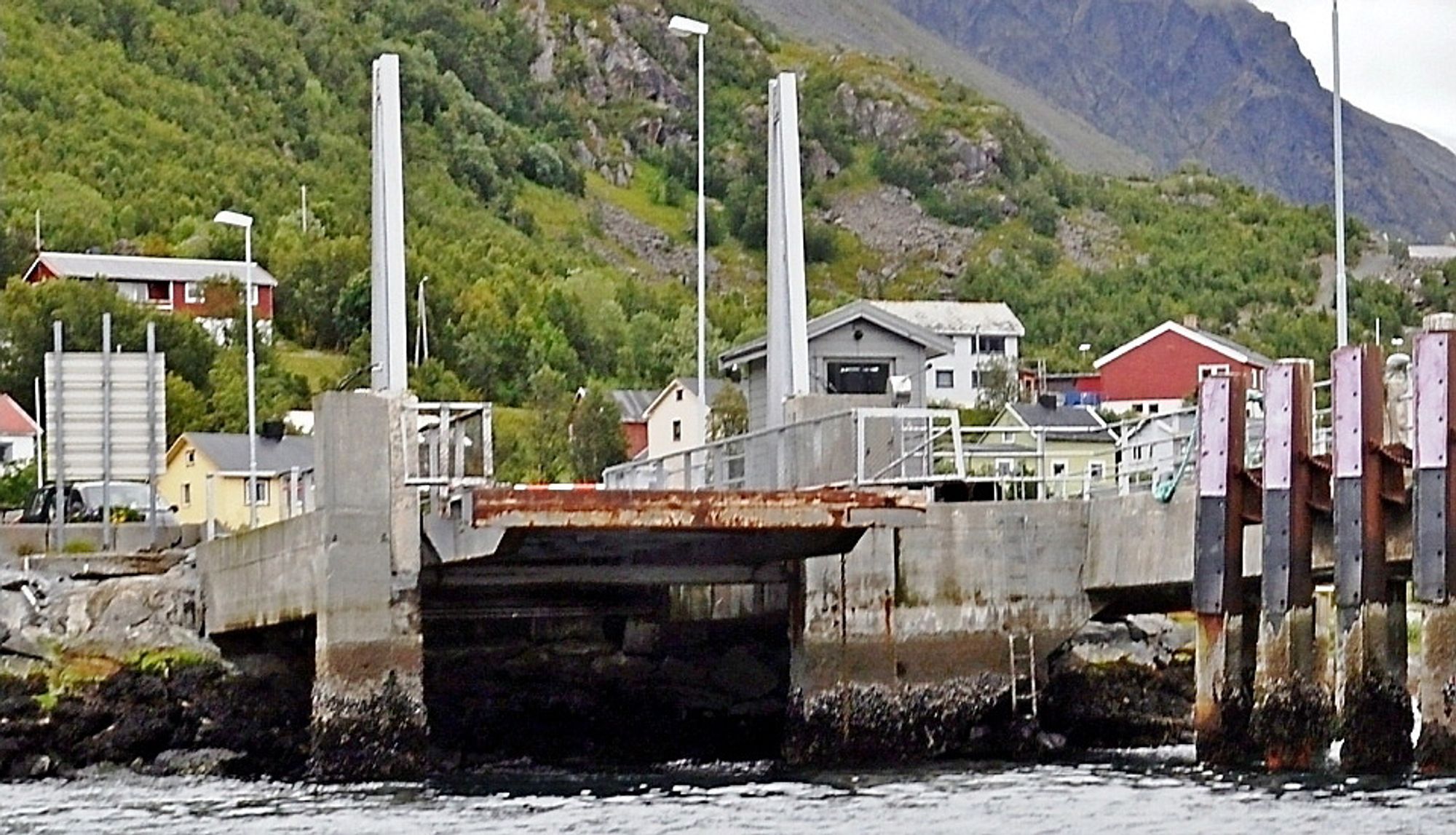 Som bilder viser har fergekaia i Bergsfjord i Loppa et sterkt behov for oppgradering. Seks entreprenører har meldt sin interesse for å levere stålkonstruksjoner til oppgraderingen. (Foto: Statens vegvesen)