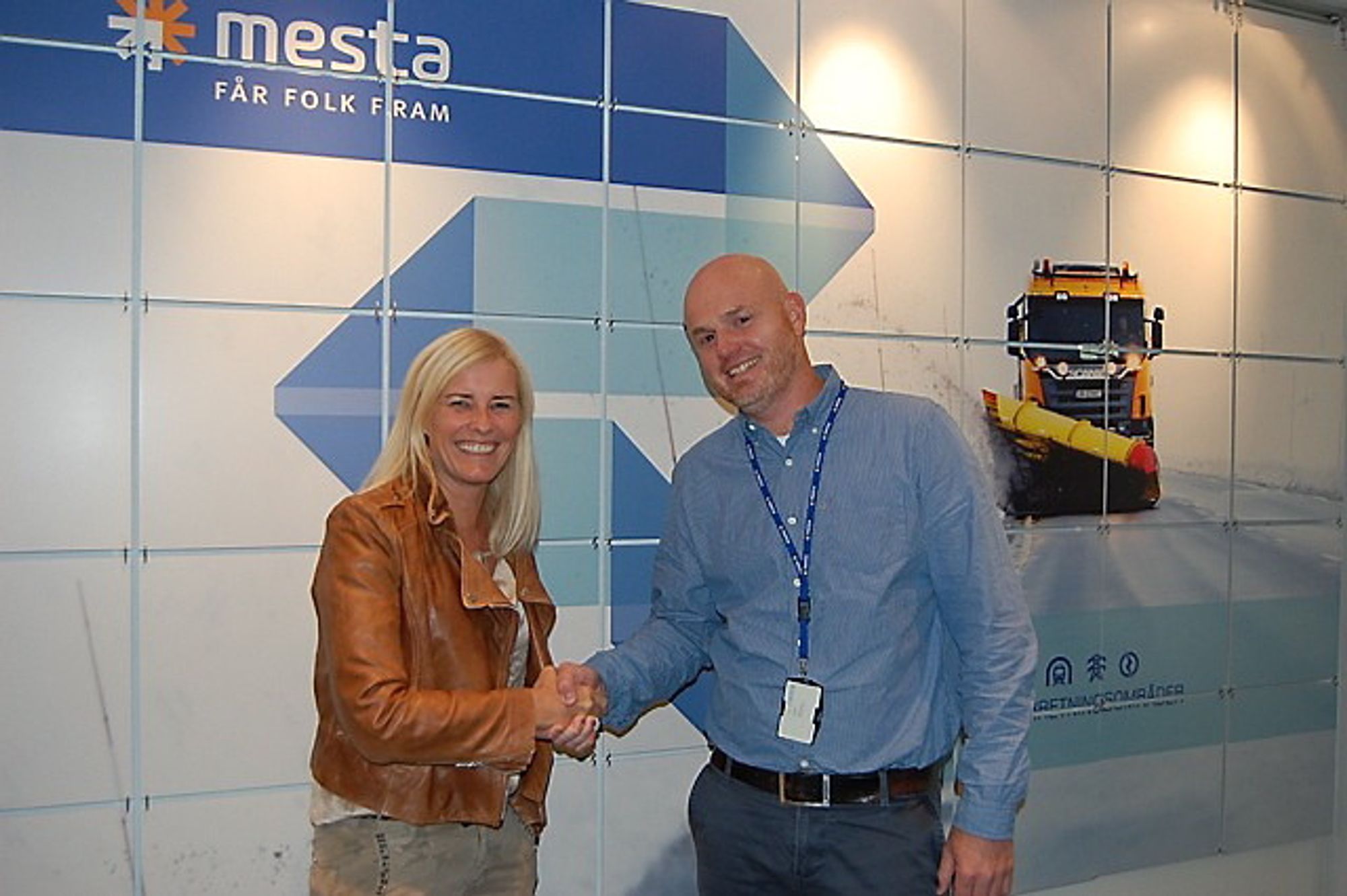 Forretningsutvikler Merete Tøndel i Vianova Systems og IT-sjef Runar Nilssen i Mesta er enig om avtale.