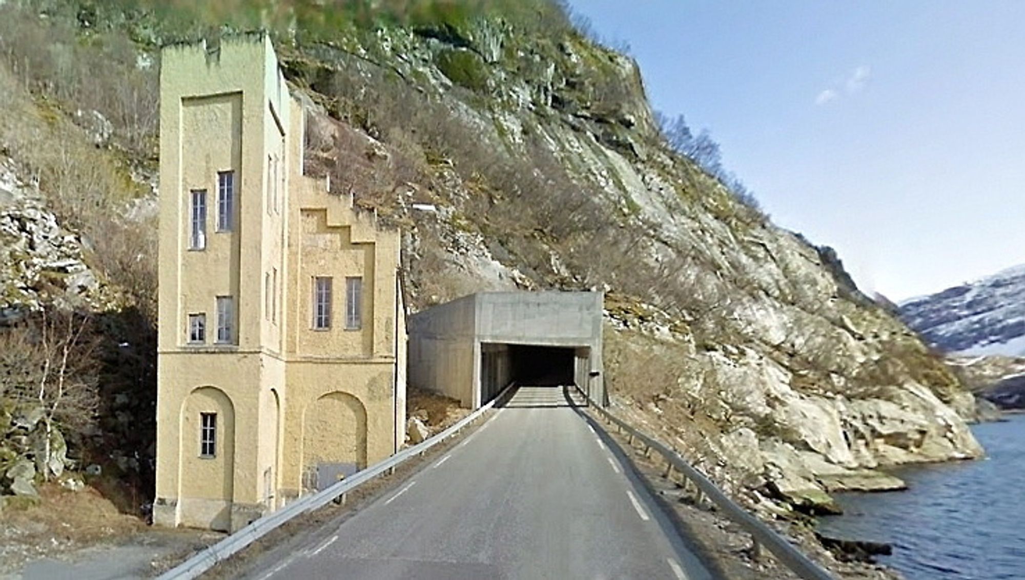 Fykantunnelen på fylkesveg 17 i Meløy kommune er en av tunnelene som skal sikres mot vann og frost. Implenia ligger godt an til å få den jobben. Bildet viser nordre innslag. (Foto: Google)