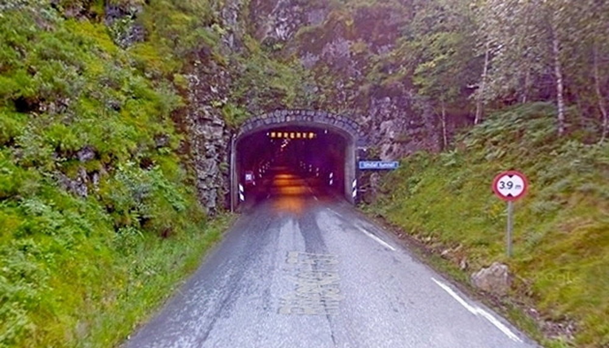 Nordre portal viser tydelig at Undalstunnelen har et ukurant profil. Mye tyder på at Birkeland Entreprenørforretning skal rette på det. (Foto: Google)