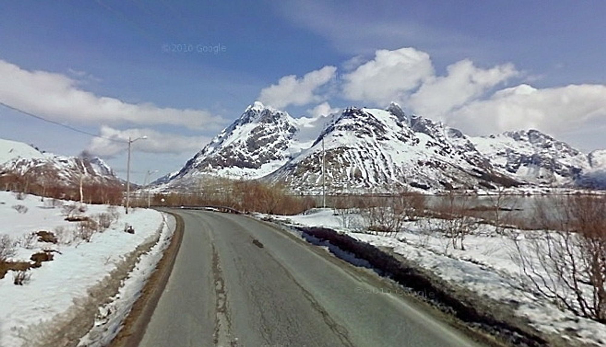 E10 langs Austnesfjorden i Lofoten er en av strekningene i nordre del av Nordland fylke som skal asfalteres i år. Veidekke ligger best an til å få kontrakten. (Foto: Google)