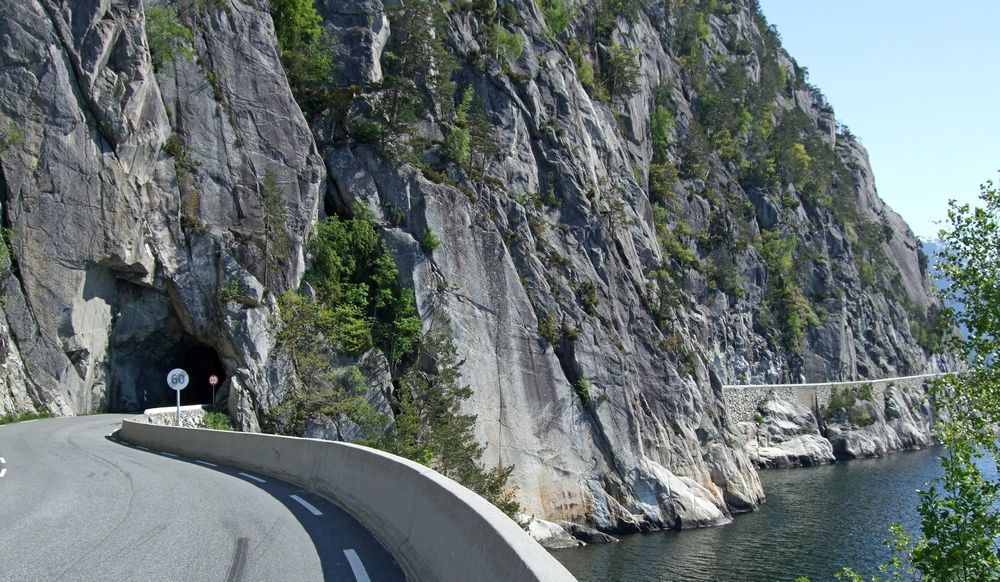 Denne korte tunnelen inngår i nåværende fylkesveg 7 under Lussandberget. På begge sider av den er rasfaren stor. I 2016 blir den erstattet av en mye lengre tunnel. (Foto: Statens vegvesen)