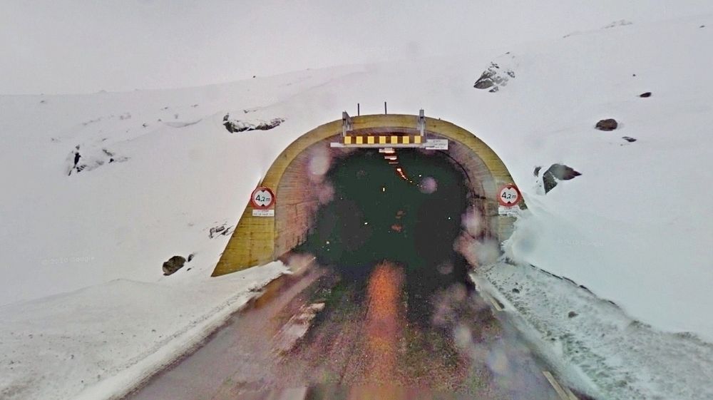 Dette er vestre innslag til Svandalsflonatunnelen. Vegvesenet håper å få mer enn ett anbud innen 6. mai. (Foto: Google)