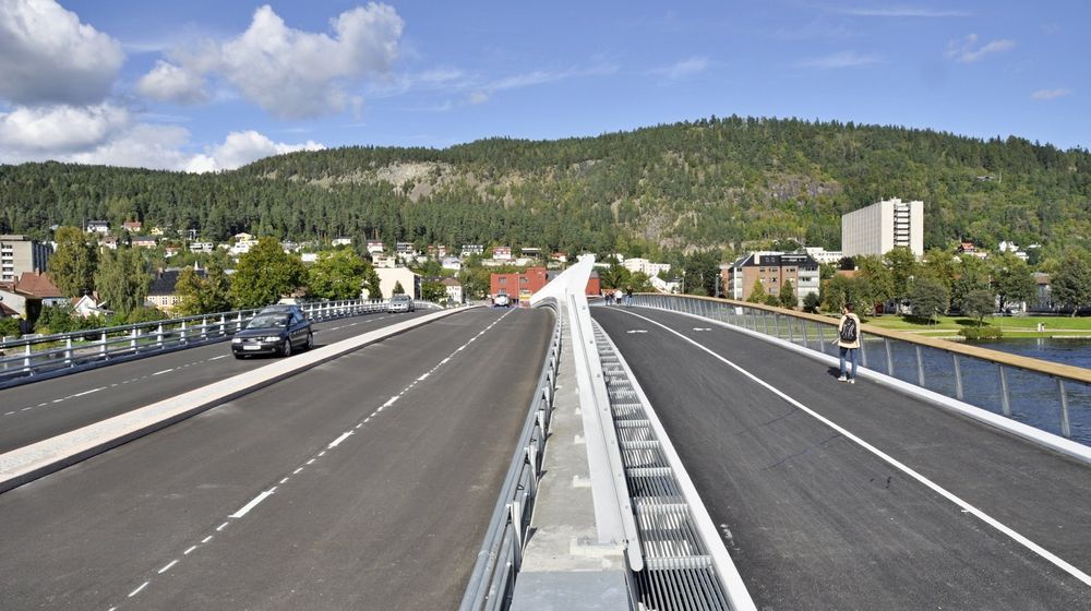 Øvre Sund bru i Drammen fører fylkesveg 282 over Drammenenselva. Veglysene er ikke lett å få øye på - de ligger inne rekkverkene. OneCo leder kampen om kontrakten på vedlikeholdet av dem og alle andre veglys på riks- og fylkesveger i Buskerud. (Foto: Anders Haakonsen)