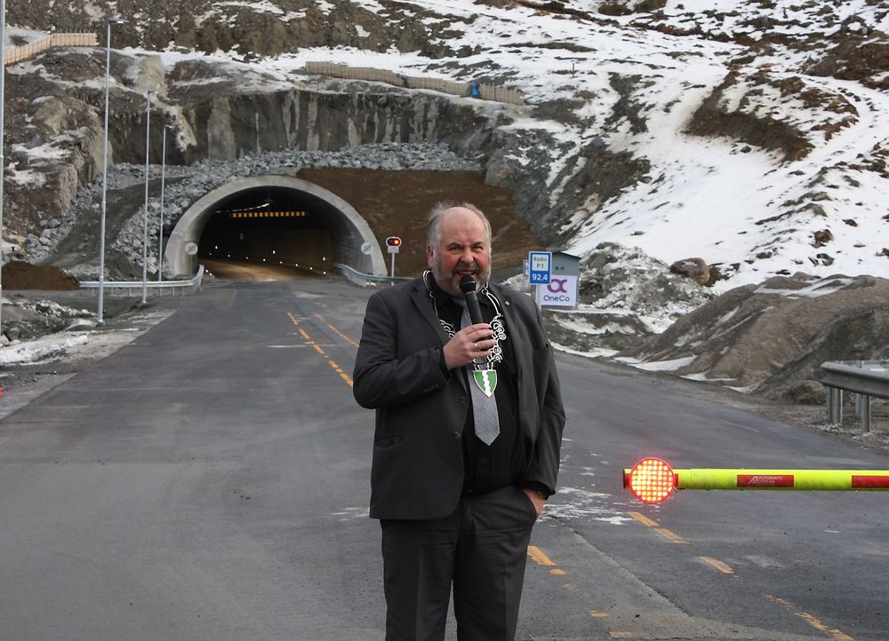 Bildet viseg ordfører Gunnar Lysholm under åpningen, med portalen til den nye tunnelen i bakgrunnen. 
Foto: Statens vegvesen.