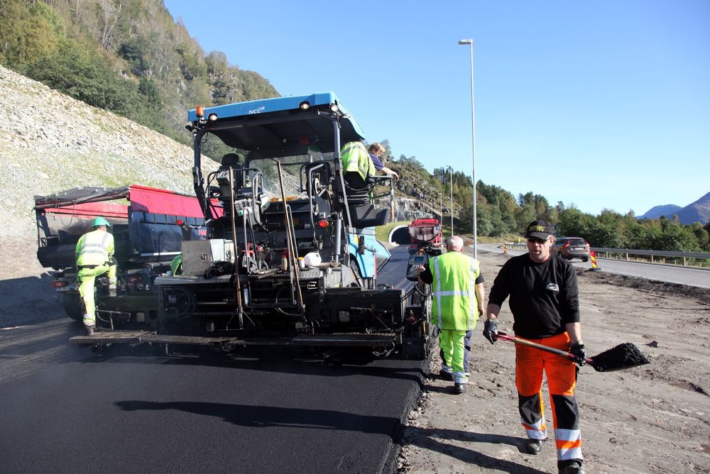 Allerede i fjor sommer ble asfalten lagt utenfor Hjartåbergtunnelen.Det har vært mye fram og tilbake rundt åpningen av tunnelen, som skjer i uke 8. (Foto: Kjell Herskedal)