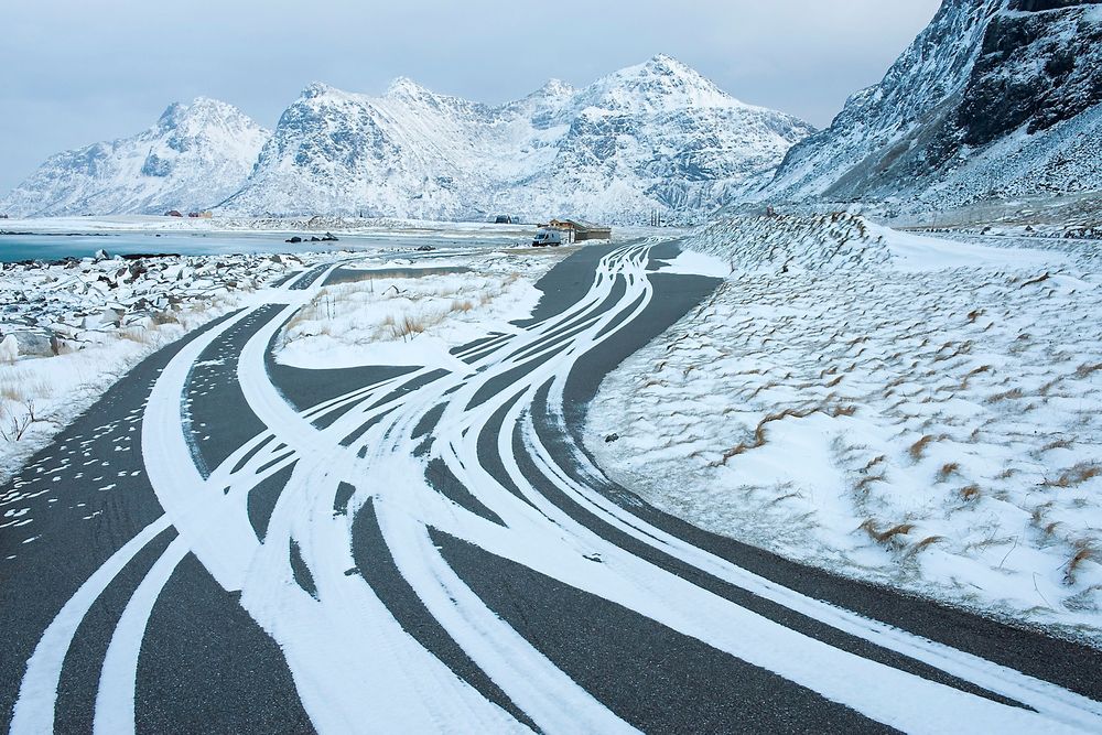 Konkurransen om å få brøyte vintervegene i Lofoten er stor, etter at en stor kontrakt nå er delt opp i tre mindre. Foto: © Orsolya Haarberg / Samfoto