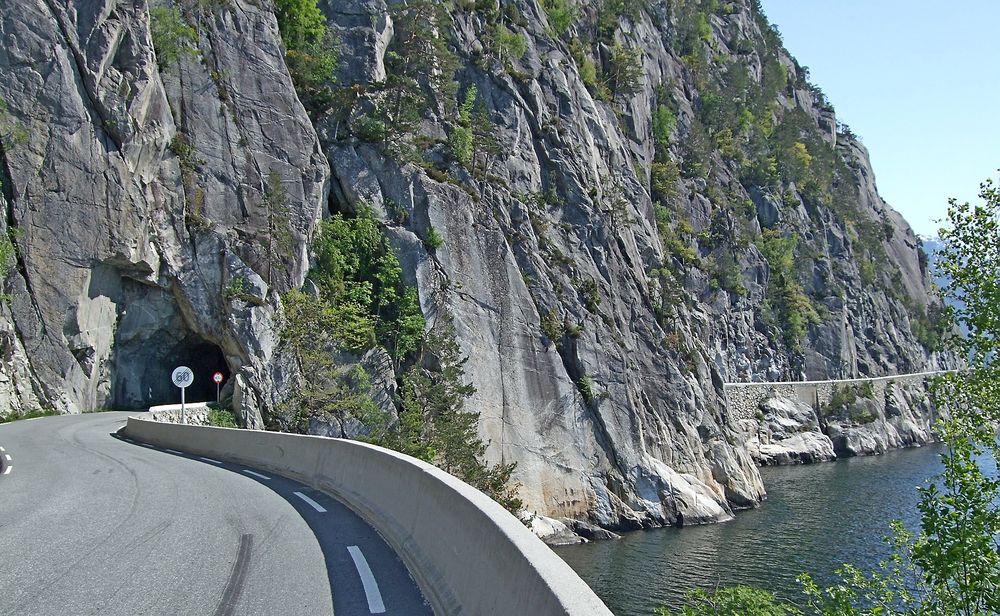 Denne korte tunnelen gir ikke trafikantene på fylkesveg 7 tilstrekkelig beskyttelse mot ras fra Lussandberget. En mye lengre tunnelen er sendt ut på anbud. (Foto: Statens vegvesen)