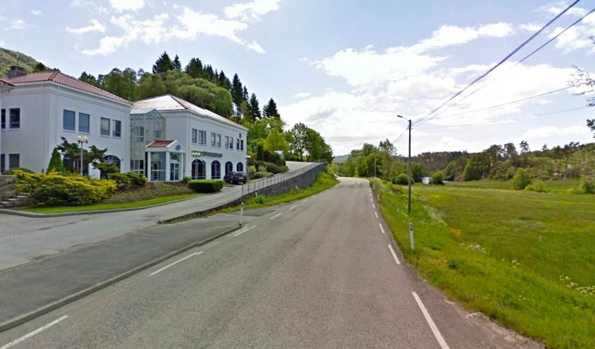 Her i Uggdal, kommunesentret i Tysnes, slutter fortauet langs fylkesveg 49. Herfra skal det forlenges med 1,1 km sørover og kjørebanen skal utbedres. (Foto: Google)