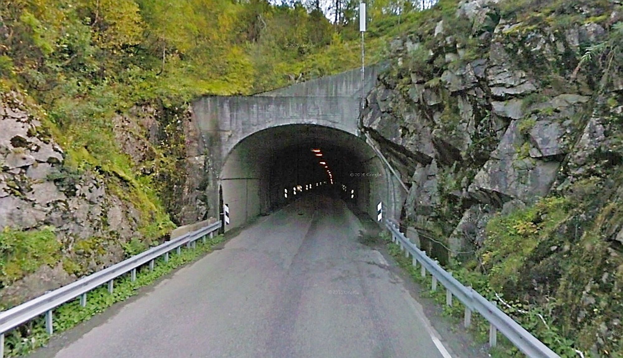 Dette er nordre påhugg til Ljønibb-/Hamregjøltunnelen, som skal få avløsning. Nordre påhugg til Ljøtunnelen ligger like til venstre for bildet. 25. februar er anbudsfristen for dem som vil drive tunnelen. (Foto: Google)