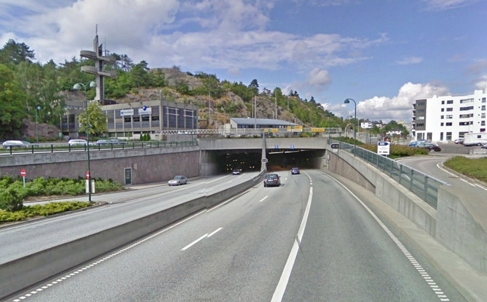 Det er jevn kamp mellom Mesta og Veidekke om driftskontrakten for Kristiansand, her representert med E18 som går i tunnel utenom sentrumsgatene. (Foto: Google)