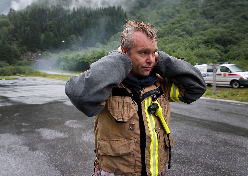 Brannmannen Reinhardt Sørensen berget bl.a. ut 24 japanere fra brannen i Gudvangatunnelen i fjor. Her utenfor tunnelen i Gudvangen FOTO: Hallgeir Vågenes/VG