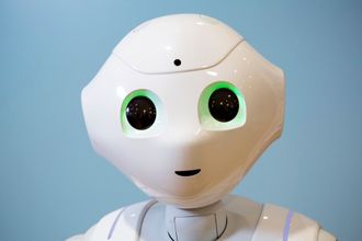 Den sosiale roboten Pepper, utviklet av japanske Softbank, får kunstig intelligens levert fra skyen.