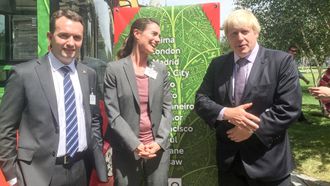 Daværende byrådsleder i Oslo Stian Berger Røsland, Pernille Aga og daværende London-borgermester Boris Johnson vurderte i 2015 samarbeid om elektrifisering av busser.