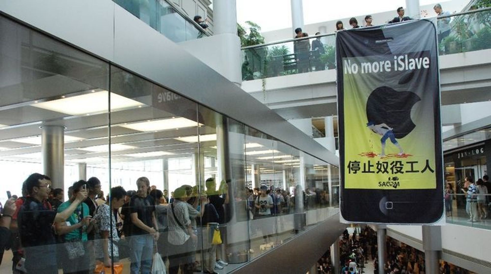 24. september organiserte Sacom en protestaksjon i Apples nye butikk i International Finance Centre i Hongkong, med krav om slutt på slaveforhold for arbeiderne i iPhone-fabrikkene i Kina.
