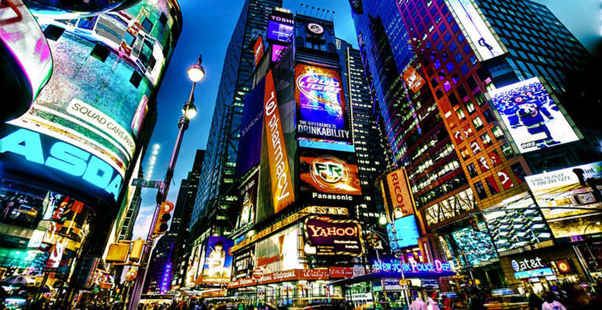 Travle Times Square på Manhattan får nå gratis trådløst nett av AT&amp;T i et forsøk på å løse opp den mobile trafikkorken som har oppstått i området.