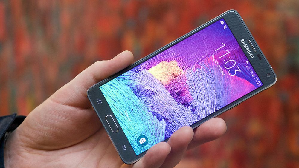 Samsung Galaxy Note 4, mobiltelefon i hånd