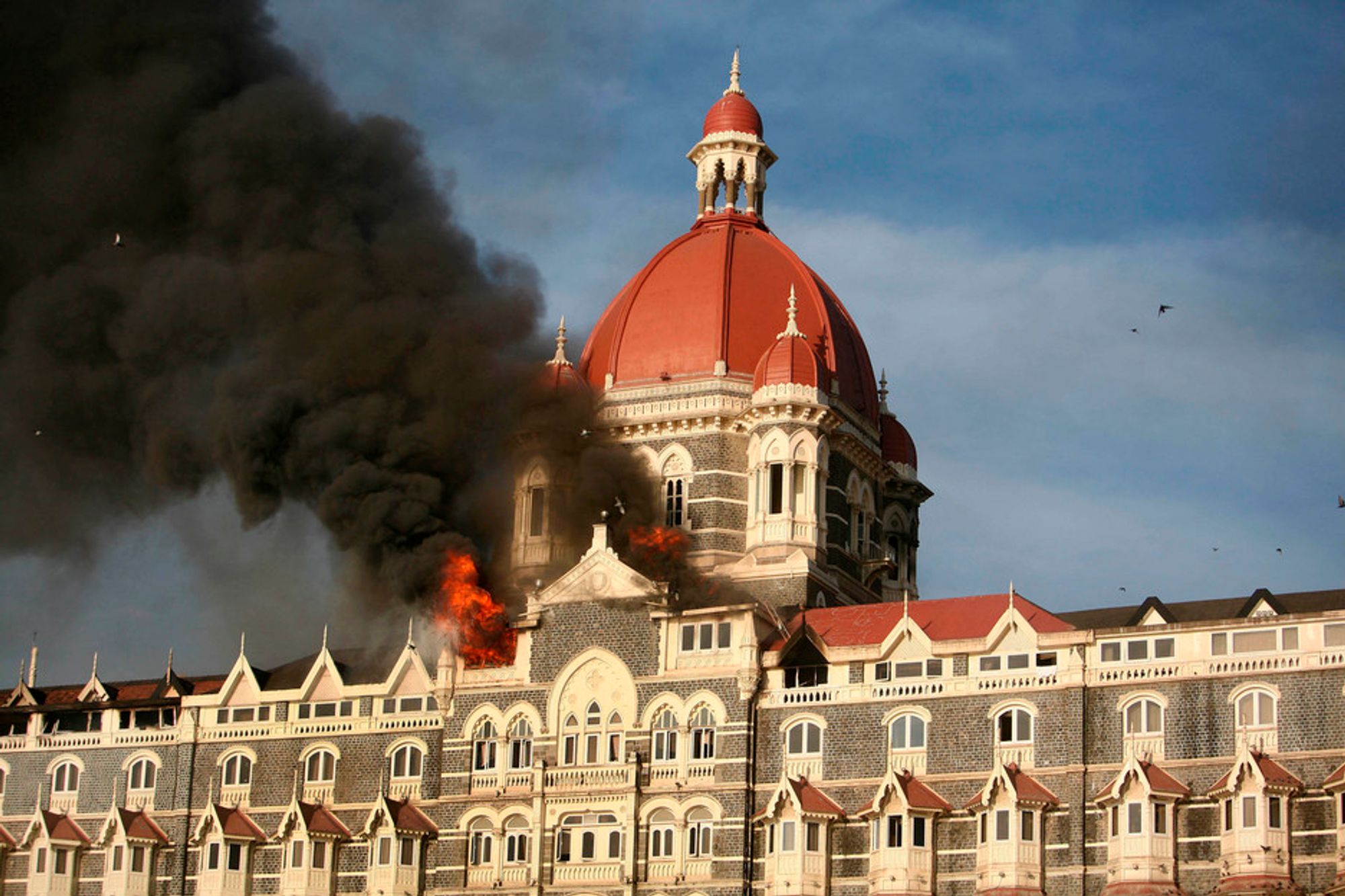 ANGREPET: Røyk stiger fra Taj Mahal Hotel i Mumbai. Her ble gisler holdt fanget frem til i dag.