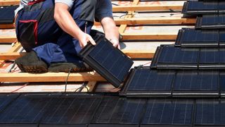Nå kan du få solceller på taket - uten at det synes