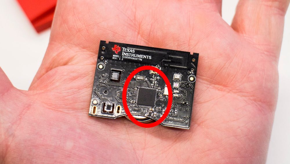  Utviklingskit: Dette lille kretskortet med den lille prosessor-/radiobrikken i midten har hele ti ulike sensorer og drives av et knappcelle-batteri på baksiden. 