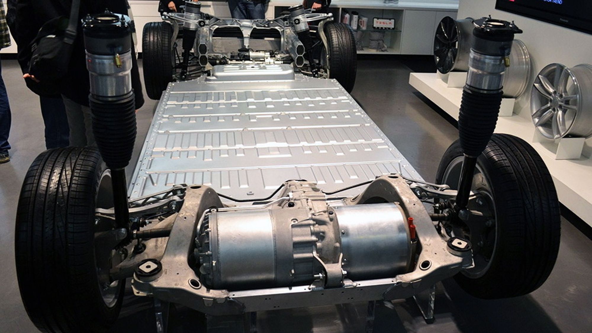  Batteripakken i Tesla Model S er plassert i karosseriet på undersiden av bilen. Nå kan et lignende batteri finne veien inn i hjemmet ditt.
