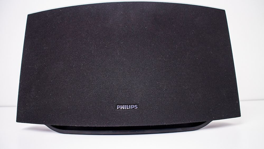 Lett tilbakelent: Philips SW750M, som har en lett tilbakelent design, imponerer stort med forholdet mellom pris og lydgjengivelse. Dette er rett og slett mye god lyd for pengene.  