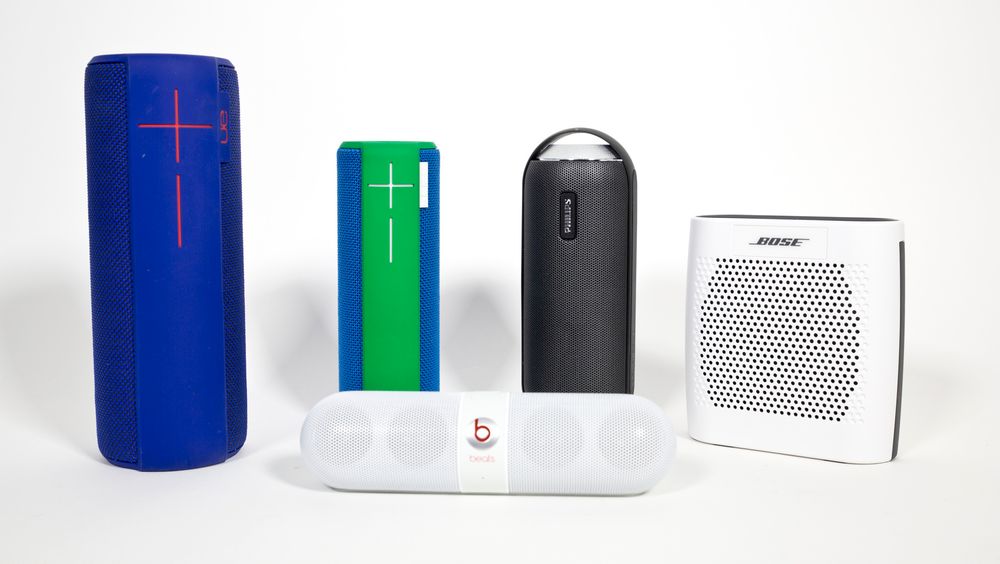 Testmodellene fra venstre bak: Logitech UE Megaboom, Logitech UE Boom, Philps BT6000B, Bose Soundlink Colour. Foran Beats Pill. 