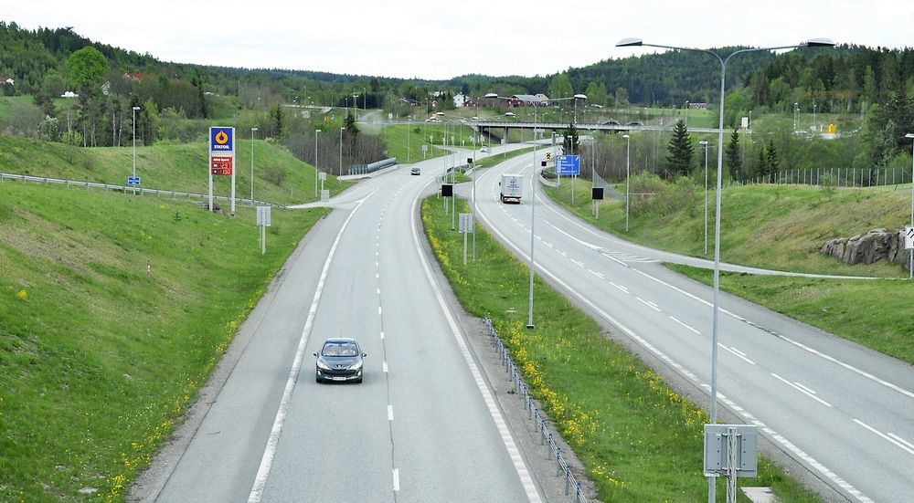 E18 gjennom Holmestrand kommune er en av strekningene som inngår i området Vestfold nord. Nordre ende av Islandtunnelen kan skimtes i bakgrunnen. (Foto: Anders Haakonsen)
