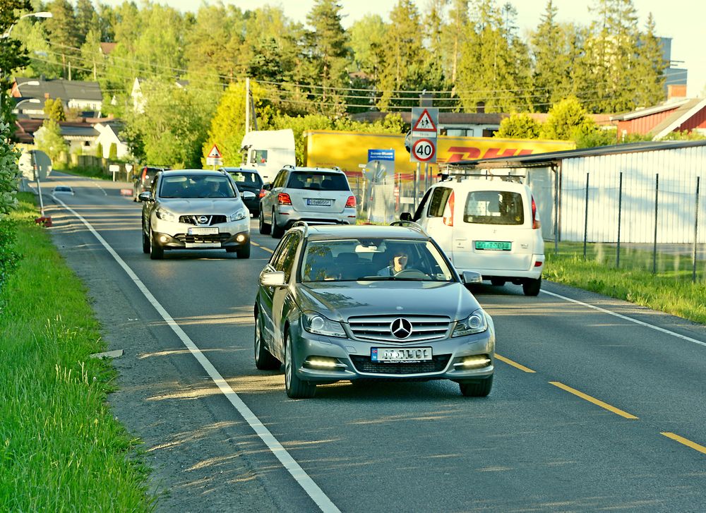  Biler er det mye av på Trondheimsveien. Det er også mye randbebyggelse, men tilbudet til myke trafikanter er bedrøvelig. Det skal Isachsen Entreprenør ordne opp i. (Foto: Anders Haakonsen)
