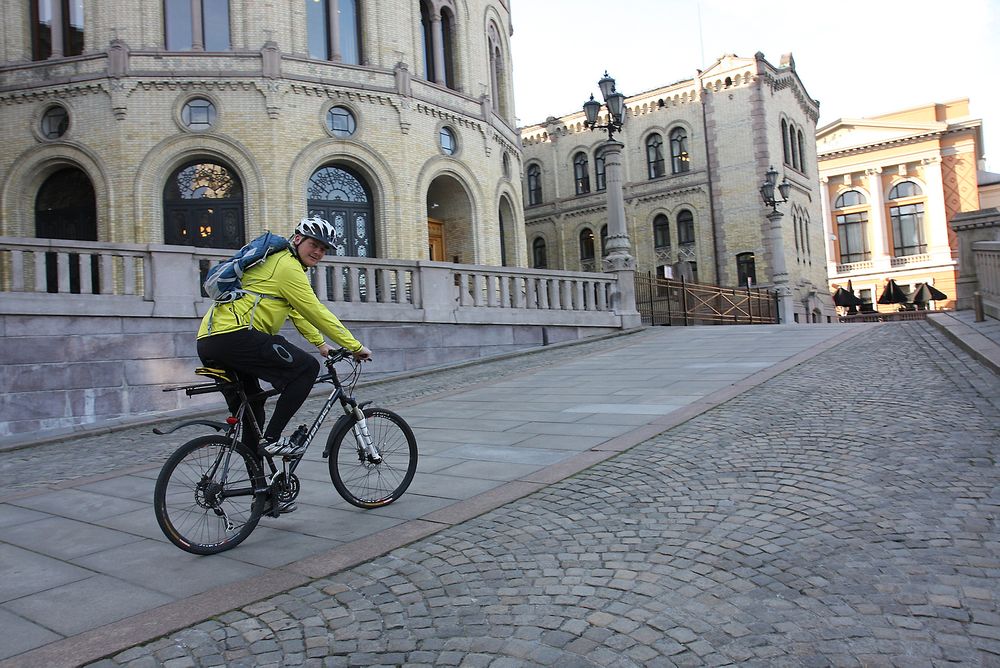 Samferdselminister Ketil Solvik-Olsen lover mer penger og bedre forhold for syklistene i neste års statsbudsjett. Foto: Samferdselsdepartementet