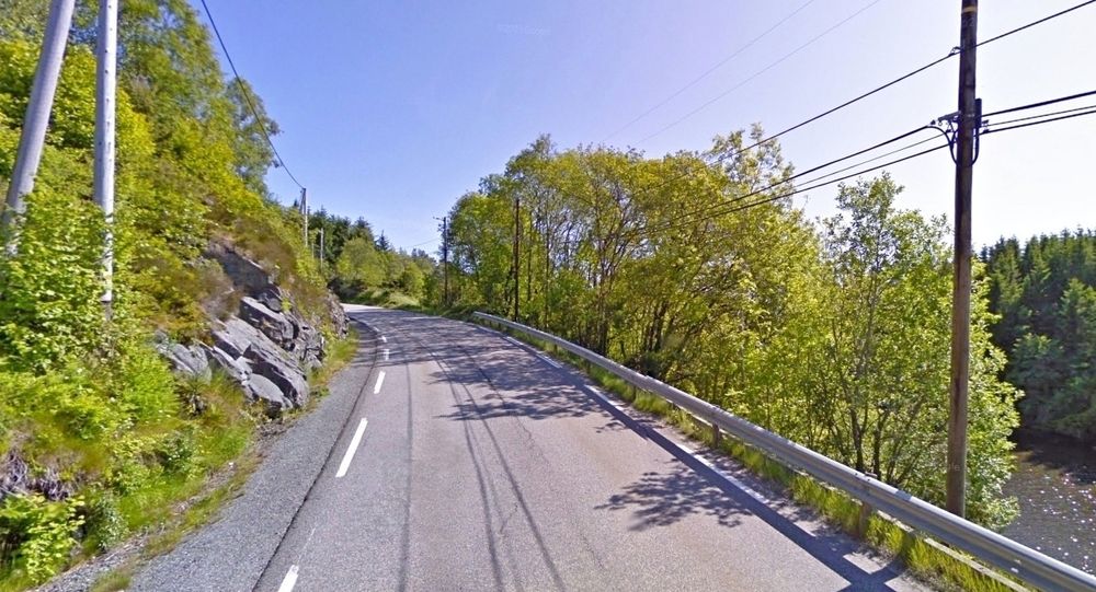 Skjæringen på vesntre side skal utvides slik at vegen kan sideforskyves. Dermd slipper man en stor fylling eller støttemur på motsatt side. Gang/sykkelvegen kommer på høyre side. (Foto: Google)