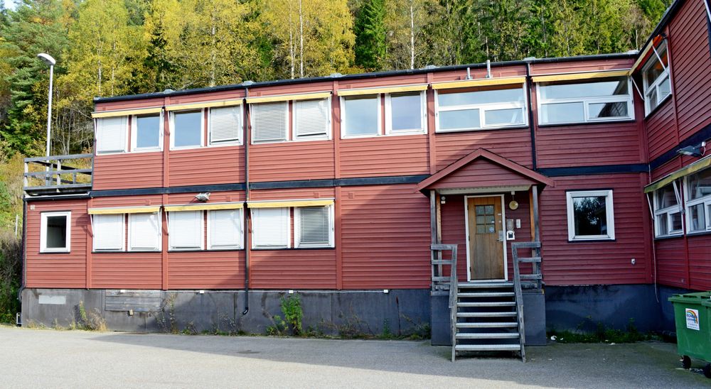 Denne brakkeriggen har gjort jobben sin. Nå skal den rives og erstattes med moderne lokaler for de som jobber på kontrollstasjonen på Taraldrud. (Foto: Anders Haakonsen)