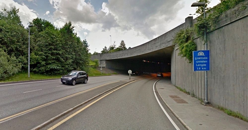 Strømsåstunnelen i Drammen er den lengste tunnelen som omfattes av kontrakten. De som vil skifte ut kringkastingsanlegget i denne tunnelen og 49 andre, må gi pris innen 1. februar. (Foto: Google)