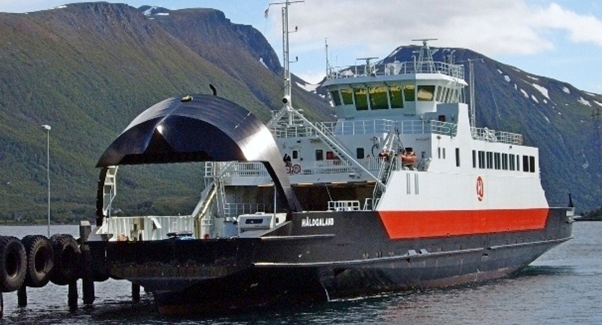 MF &quot;Hålogaland&quot; ved kai på Flesnes på vestsiden av Gullesfjorden i Kværfjord. De som vil drive sambandet Revsnes-Flenes om tre år, må gi anbud innen utgangen av mars. (Foto:  Norsk Skipsfartsforum)