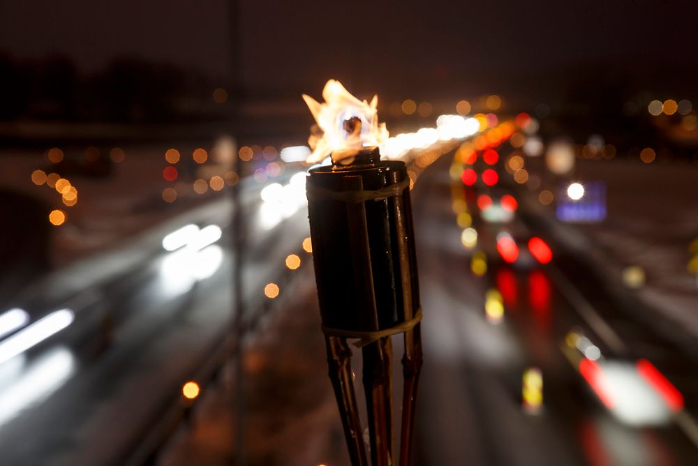 Lys til ettertanke i Stokke i Vestfold søndag kveld ble holdt til minne om trafikkofre og deres pårørende. Foto: Cornelius Poppe / NTB scanpix