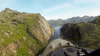 Her flyr F-16 lavt gjennom Trollfjorden