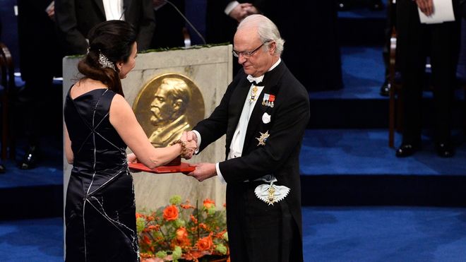 Her mottar Moser nobelprisen
