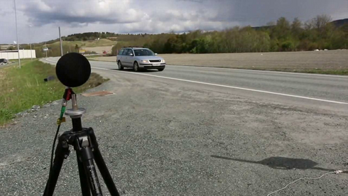 Her prøver forskere å måle støy og utslipp på kjøretøy i fart