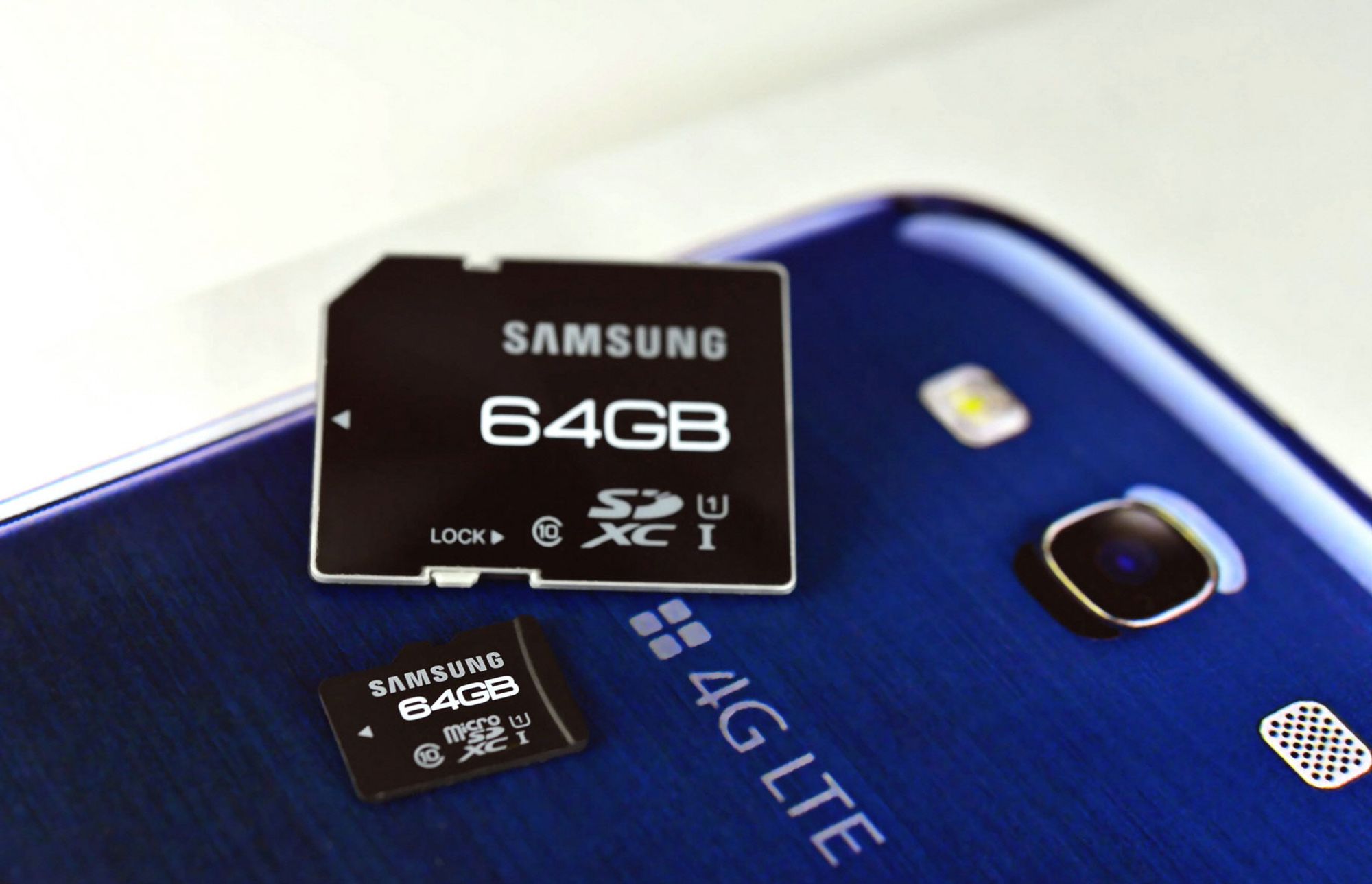 Встроенная память самсунг. Карта памяти для смартфона самсунг а 12. Samsung a8 карта памяти. Карта памяти самсунг синий. Samsung a1 MICROSD 64gb.