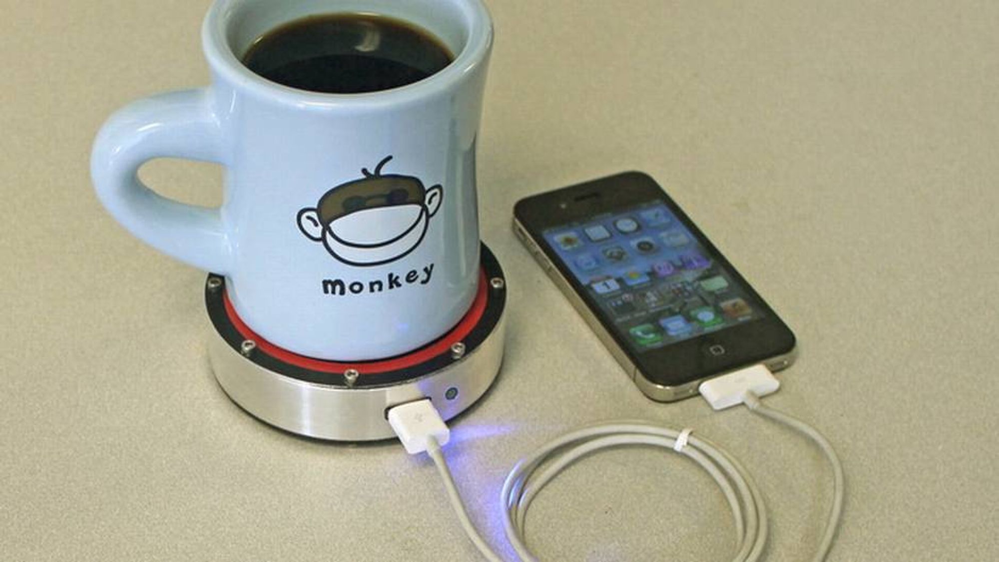 Nå kan du lade mobilen med en kaffekopp