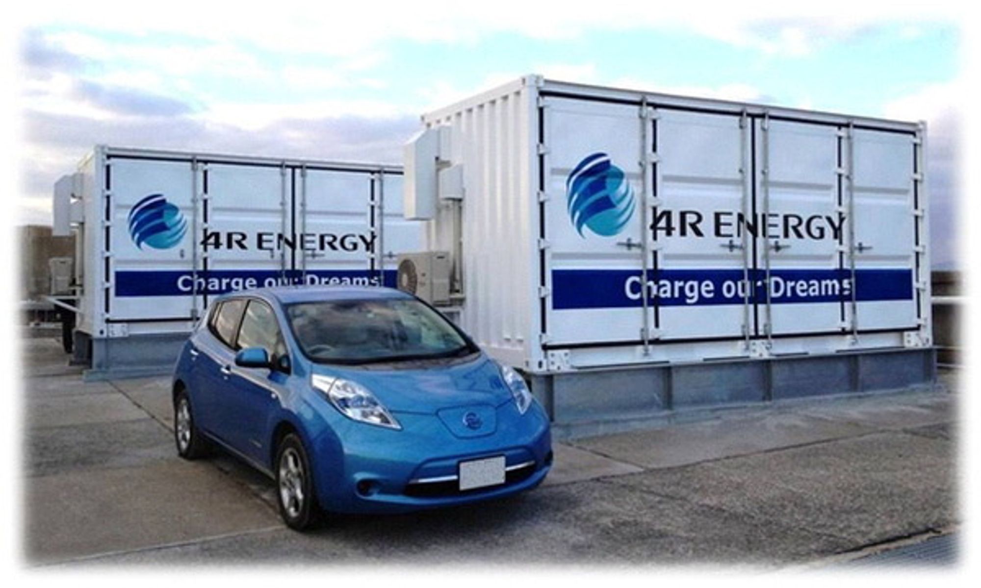 Brukte litiumionebatterier fra Nissan Leaf gjenbrukes nå til å lagre energi fra en solpark i Japan. 